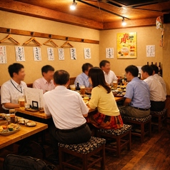 三宮高架下の活気あふれる店内で、備長炭で焼き上げる本格串焼きを。横並びのテーブル席は、一体感のある少人数宴会や仕事帰りの飲み会に最適です!お一人様歓迎のカウンターから最大40名様の貸切まで、三宮本店ならではの賑やかな空間で自慢の焼鳥と銘酒をご堪能ください。