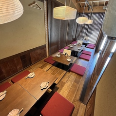 4名テーブルが3卓、2名テーブルが1卓。最大22名様までご利用いただけます！様々な宴会に最適です！