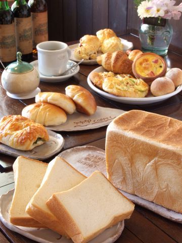 青葉台の朝食を彩る【Bakery　cafe　COPPET】。数々の焼きたてパンが楽しめます。