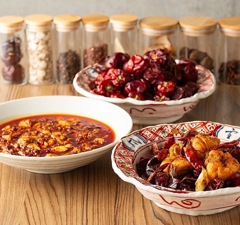 名店出身のシェフが振る舞う本格四川料理と、銘酒をモダンな空間で堪能できる中華酒場