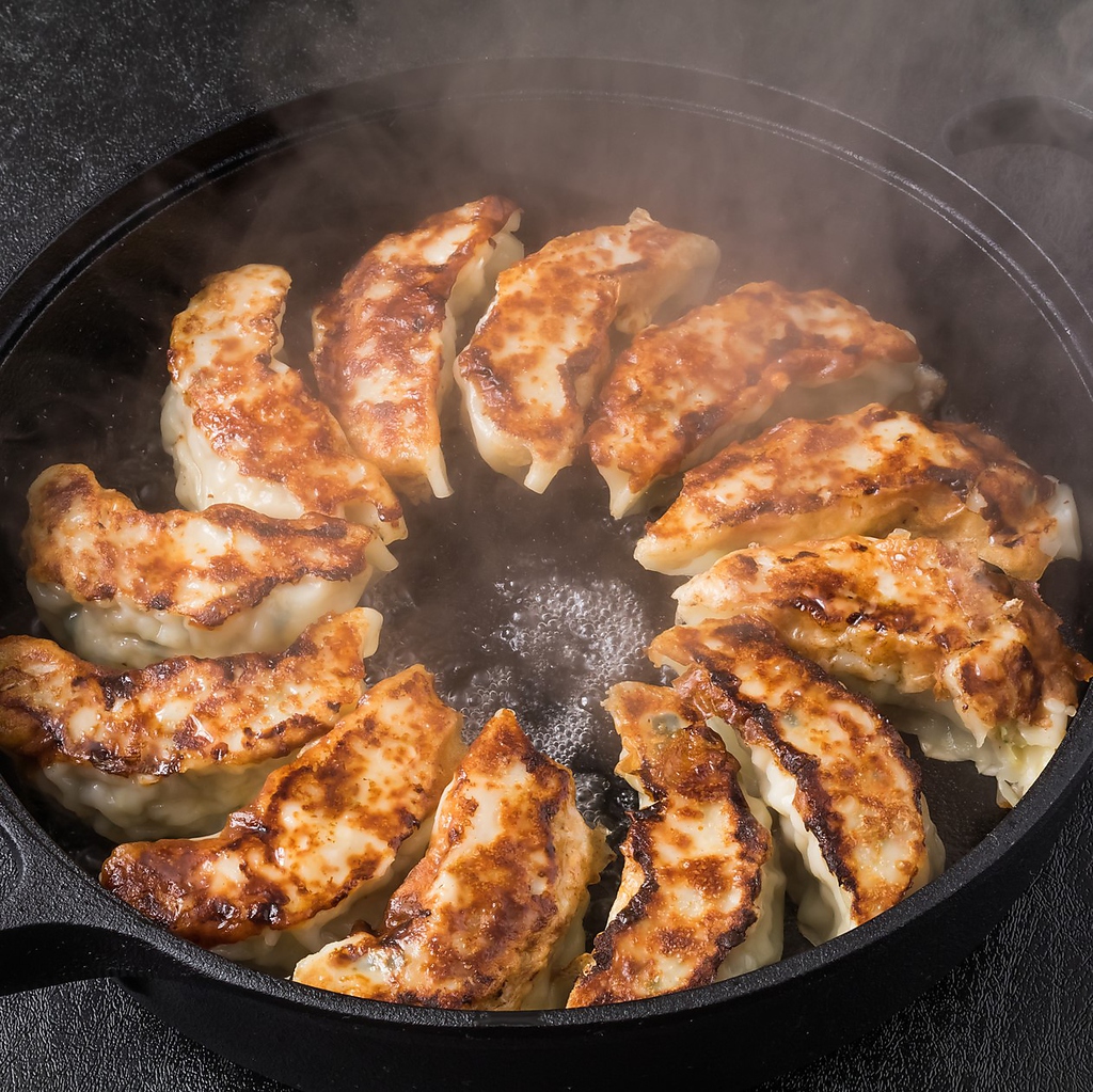 パリッパリの手作り羽付き餃子のご注文は2人前から！職人が作る鉄鍋餃子はおつまみにぴったりです！