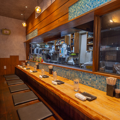 リラックスしてお過ごしいただける掘りごたつ式のカウンター席がございます。仕事帰りのサク飲みなどに是非ご活用ください。