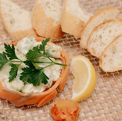 サーモンとアボカドのタルタル(バケット付)