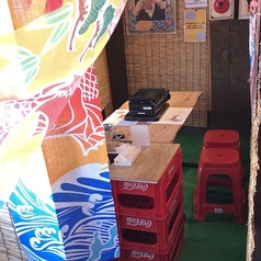 どこか懐かしい大衆居酒屋の活気を感じながら、丁寧に仕上げた料理をゆったりと堪能できます。美味しいお酒と会話を楽しめる、落ち着いた大人の空間。仕事帰りの一杯や、大切な方との語らいにぜひご利用ください。