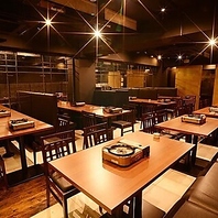 落ち着いた木の温もり感じる★モダンな雰囲気の店内です