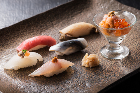 にぎり鮨を中心に洗練された技と新感覚の味わいが魅力のモダンな割烹料理の数々