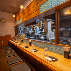 お一人様でもフラッとお気軽にご来店いただけるカウンター席を8席ご用意。まったりとお過ごしいただくのに最高の空間です。