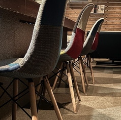 お一人様でもお二人でも！シーシャを吸いながらゆっくりと落ち着いた空間を十分に楽しんで頂けるお席となっております