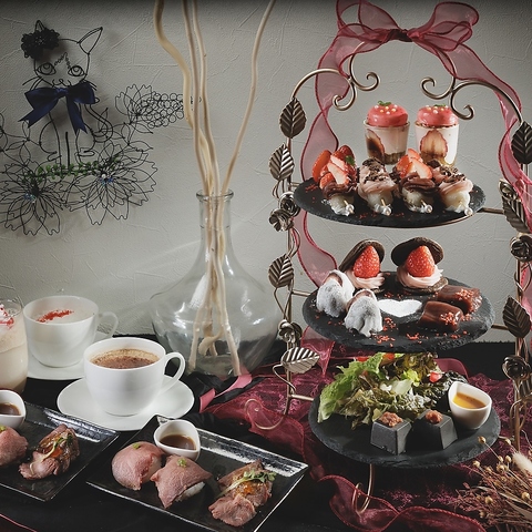 レッド×ブラックで揃え、重圧感のあるブラックに艶やかないちごが映える耽美な世界観