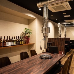 ゆったりと寛げる5名様掛けのテーブル席を1卓ご用意しております。木目調の落ち着いた雰囲気の中、強力な排気ダクトを完備しているため、煙を気にせずに上質な焼肉を心ゆくまでお楽しみいただけます。ご家族での団らんや少人数のグループでのお集まりに最適です。プライベート感のある空間で至福のひとときを楽しめますよ。