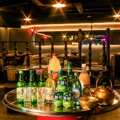 カウンター席でご飲食いただくことはできません。店内の雰囲気としてお楽しみいただければ幸いです。
