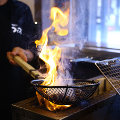 炭火で焼く焼き鳥や野菜巻き串、もも焼きが自慢。