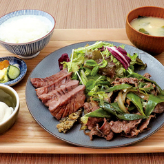 牛たん焼きと九条ねぎ塩たん定食　ご飯・味噌汁・小鉢・サラダ・漬物付