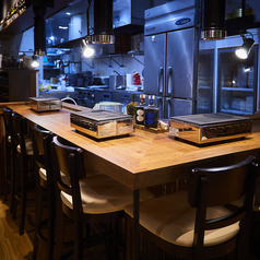 【カウンター席】お一人様はもちろん、ご友人同士やカップルでもご利用いただけます。最近では一人焼肉も人気・・！ゆったりとお料理をお楽しみください。