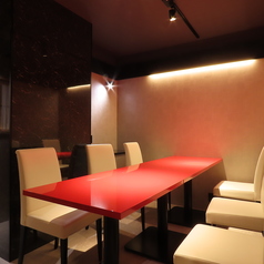 【プライベートな空間が接待や記念日に】個室はまさにくつろぎの空間。3名～ご利用可能です。様々なシーンでご利用いただける空間です。お誕生日・記念日等のサプライズ可能！メッセージ付きケーキプレートをご用意できますので、ご予約の際にお問い合わせください。