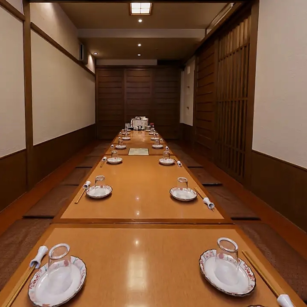 足を伸ばして寛げる、掘り炬燵の個室を完備。少人数～中規模な宴会まで、幅広くご利用いただけます。