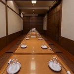 足を伸ばして寛げる、掘り炬燵の個室を完備。少人数～中規模な宴会まで、幅広くご利用いただけます。