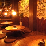 まるく可愛い掘り炬燵テーブルにレゲエの音がいい感じ♪心地よくって、飲みすぎ食べ過ぎにご注意を☆