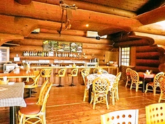 夜とは違い大きな窓から差し込む光が気持ちい店内!中央の丸テーブルは最大6名で楽しめます。