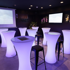 フォトジェニックな店内には、ゆったりとお食事を楽しめるテーブル席をご用意しています。7色に光るカラフルなライティングが目を惹く椅子がオシャレなこのお席は2名様からご利用可能。友人同士の気軽な食事会から小人数のパーティーまで、あらゆる場面でご活用いただけます。