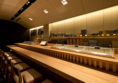 カウンターだけの落ち着いた店内で、市場の新鮮な魚貝をその場で存分に味わっていただけます。