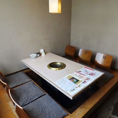 完全個室のお席もご用意しております。ご宴会や接待、ご家族でのご会食にもおすすめです。ごゆっくりとお寛ぎ下さい。ご予約やご相談などにお応えいたします。