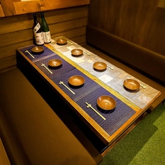 和の趣き溢れる店内は大人の為の落ち着いた雰囲気となっております。2名様90名様までご利用可能な個室席は四日市駅での接待や女子会、合コンなど各種宴会に最適なプライベート個室空間♪お得な宴会コースプランもご予算に合わせて3000円~ご用意。誕生日や記念日にお得なサプライズ特典もご用意しております。個室居酒屋