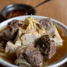 和牛すじの出汁肉豆腐 オレガノラー油添え