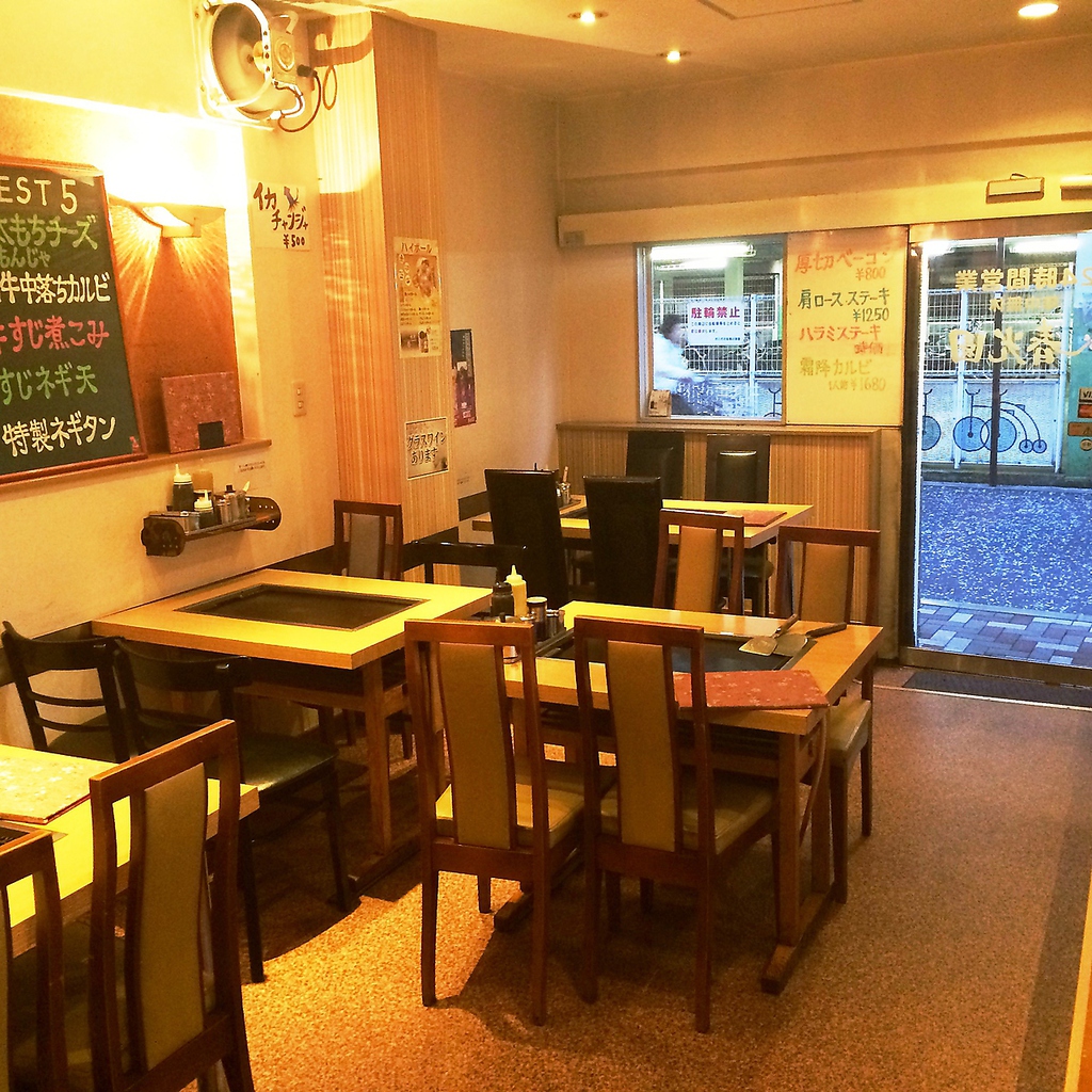 広々店内は、テーブル席と座敷の席があります。みんなで鉄板を囲んでワイワイしませんか♪