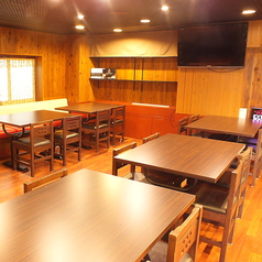 【テーブル】4名様×7ご用意。人数に合わせレイアウトの変更もできます。人数のご要望がありましたらお気軽にお問合せ下さい。