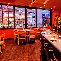 【Bistro dining リーベ 新宿三丁目本店】ゆったりとしたテーブル席で特別な時間をお過ごしください。