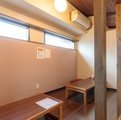 可動式のテーブルで10名ほど囲めます。