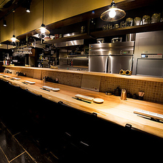 カウンターを7席ご用意しております。お一人様やカップルでのご利用にぜひ！