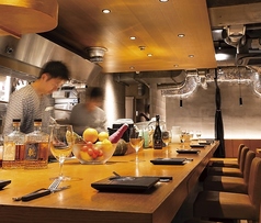 横並びのカウンター席も人気です♪今宵はゆっくり語らいながら飲みたいときには、こちらのお席はおすすめです！ご予約お待ちしております♪