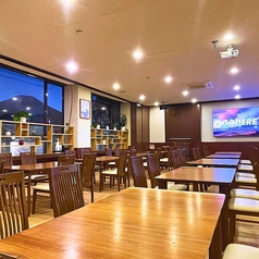 ゆったり座れるテーブル席。全員が顔を合わせて楽しい会話とお食事をお楽しみいただけます。