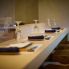 柔らかな灯りに包まれた、洗練された和モダンの店内。白木のカウンター越しに職人の所作を間近で眺めながら、静かに流れる時間をお楽しみいただけます。落ち着きと上質さが調和した空間は、大人の隠れ家として特別なひとときを演出します。