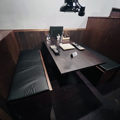 最大4名様までお座りいただける、壁際のテーブル席です。