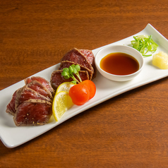 【極上の肉の旨味】しっとり柔らか♪お酒の席をちょっと贅沢に彩る「和牛イチボのたたき」