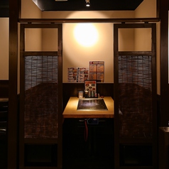 【2～4名×2卓】プライベート空間でお食事を楽しみたい方には半個室のお席がオススメです。