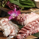 韓国料理といえば「サムギョプサル」◎厚切りの豚肉をお野菜に包んでお召し上がりください♪