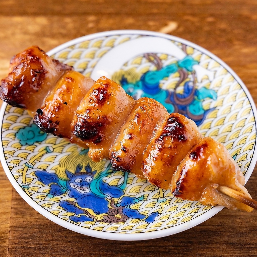 大ぶりの炭火焼鳥とご一緒に、80種以上取り揃える豊富なドリンクをお楽しみください！