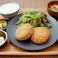 牛たんコロッケ定食　ご飯・味噌汁・小鉢・サラダ・漬物付