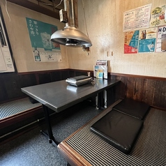 手前に仕切りのあるテーブル4名席。