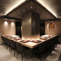 シンプルながら洗練された内装は大人のための上質な空間