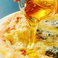 ピザ窯で焼き上げた自家製PIZZA♪一押しはフォルマッジ！4種のチーズをふんだんに使用し焼き上げた女性に人気のピザ♪ お好みで蜂蜜をたっぷりかけてお召し上がりください。 口の中で合わさる濃厚なチーズと蜂蜜の相性は抜群☆【＃チーズ＃アヒージョ＃飲み放題＃ローストビーフ＃女子会＃誕生日＃記念日＃ピザ】