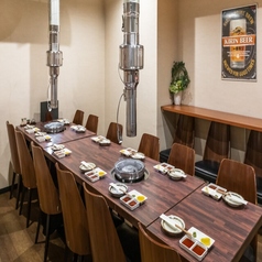 32席を貸切にして、プライベートな宴会を開催いただけます。木の温もりがあふれる落ち着いた空間に、テーブル席や掘りごたつ、カウンター席を完備。強力な排気設備により、大人数でも煙を気にせず快適に厳選された肉をお楽しみいただけます。打ち上げや季節の宴会など、周囲に気兼ねなく至福のひとときをお過ごしください。