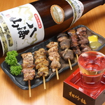 ◆串を片手にくいっと一杯。