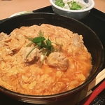 自然卵や若鶏を使用した親子丼は食べた瞬間幸せに！
