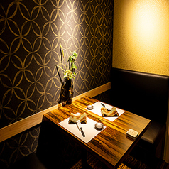 辺りを見渡すと色鮮やかな壁がお客様のキモチも高揚!!大中小個室完備でシーンに合わせたお客様にぴったりの個室席となっております!当店でしか味わえない素敵な夜を是非お過ごしください。