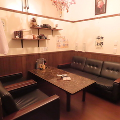 ≪校長室≫子供のころはなかなか入れなかったゆったりソファーで寛げる。校長先生のお部屋でお酒が飲めるなんて！『ここでするから面白い』話で大盛り上がり！！6名様まで